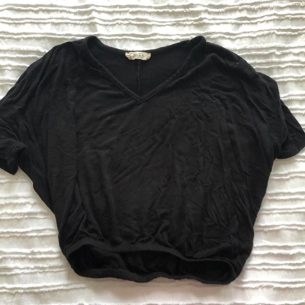 Black scrunched bottom v neck tee